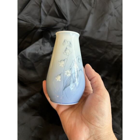 Porcelain Lillies of the Valley Bud Vase By Bing & Grondahl Made in Denmark 4.5" - Picture 5 of 11